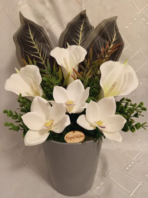 Cserepes emlékvirág – sírdísz fehér orchideával és kálával
