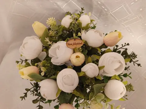 Cserepes emlékvirág – sírdísz fehér boglárkával és tulipánnal